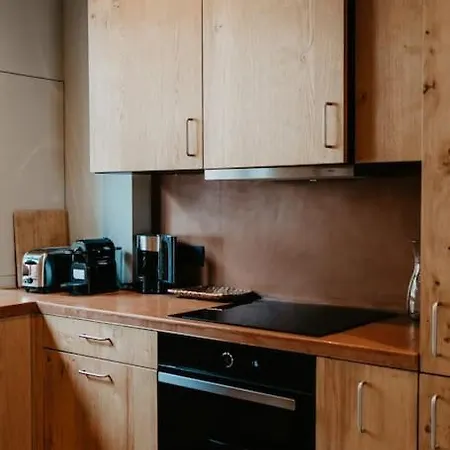 3-br Suburban Retreat *